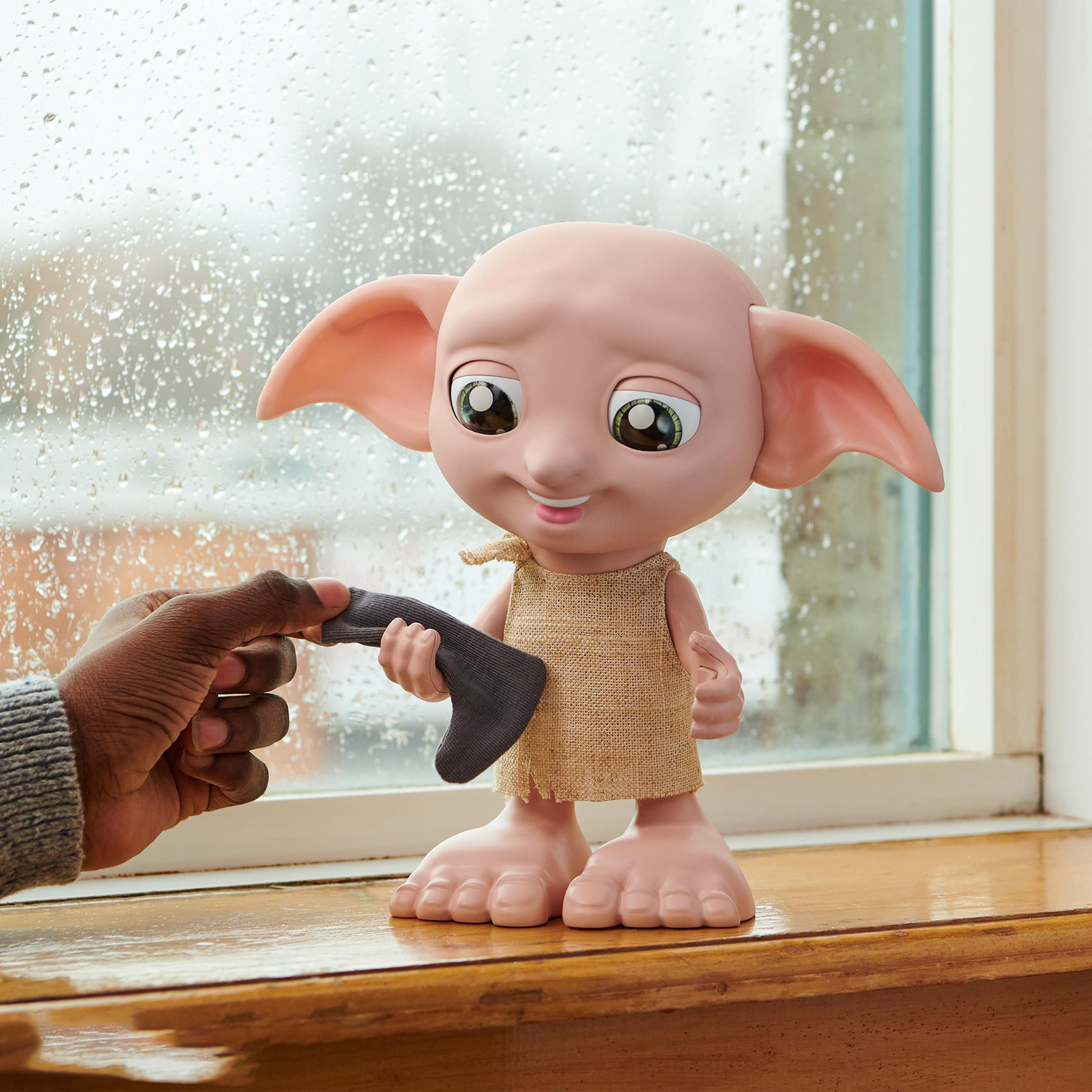 Wizarding World, Harry Potter, Magical Dobby Interactive 21.5 cm Elf Doll with Sock and Over 30 Sounds and Phrases, Toy for Girls 6 Years and Older, Multi-Colored (Spin Master) [English & French