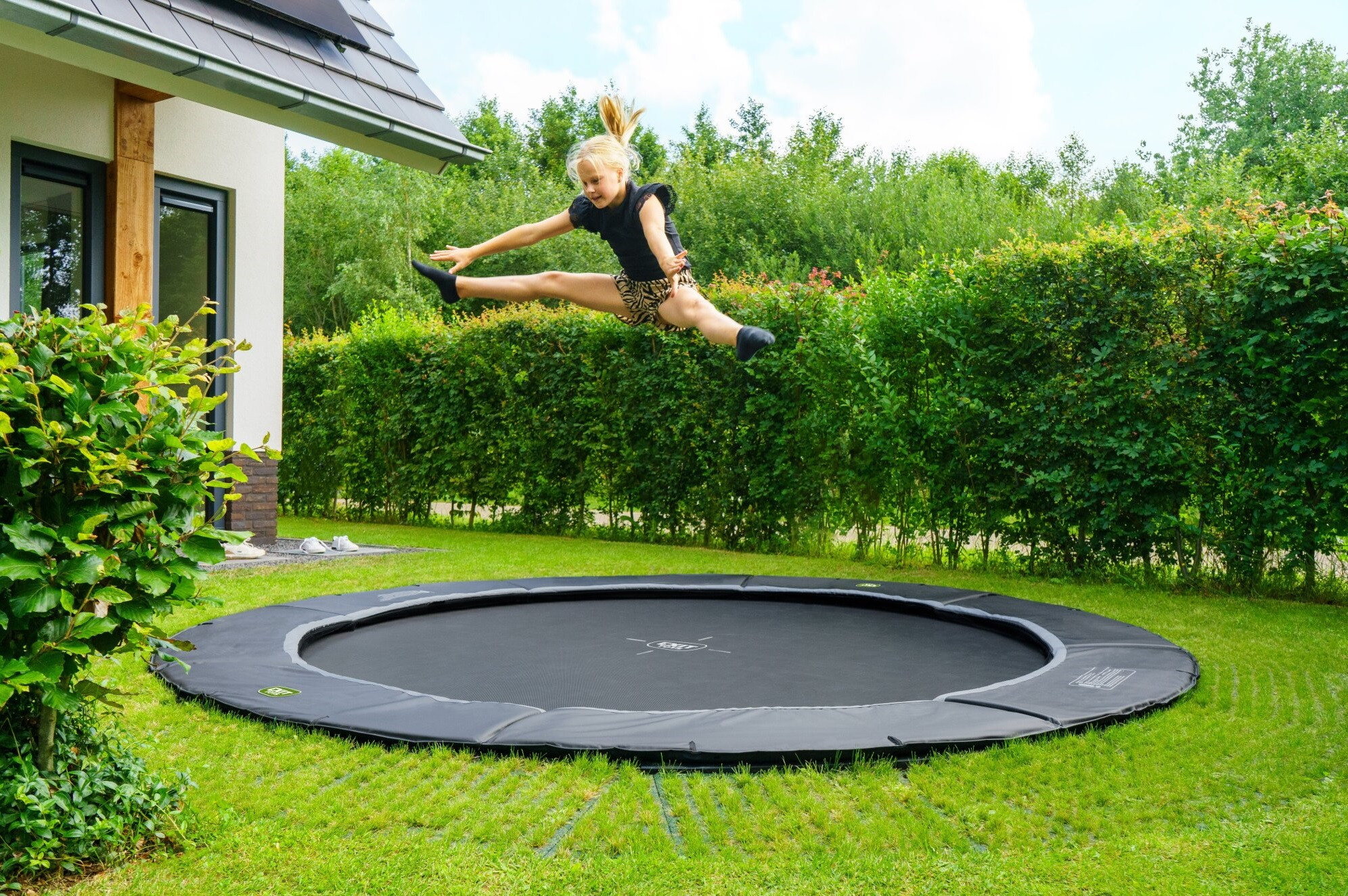 EXIT Trampoline Dynamic met Freezone Veiligheidstegels - Groundlevel - 305 cm -  Zwart