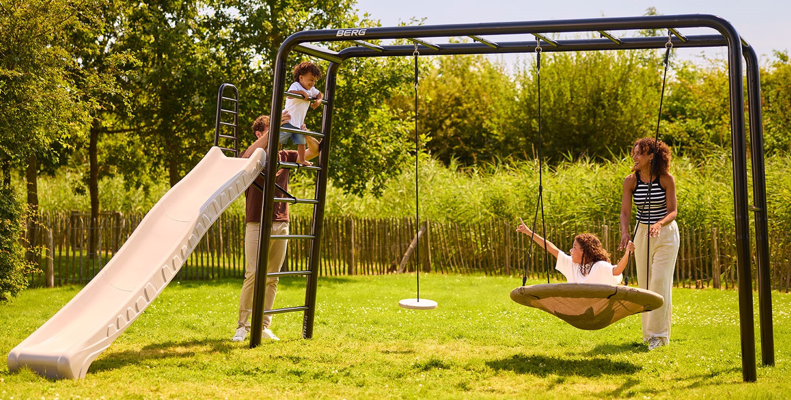 BERG PlayBase Large TL 3-in-1 Speeltoestel - met Rekstok, Ladder, Glijbaan, Schotelschommel en Nestschommel 